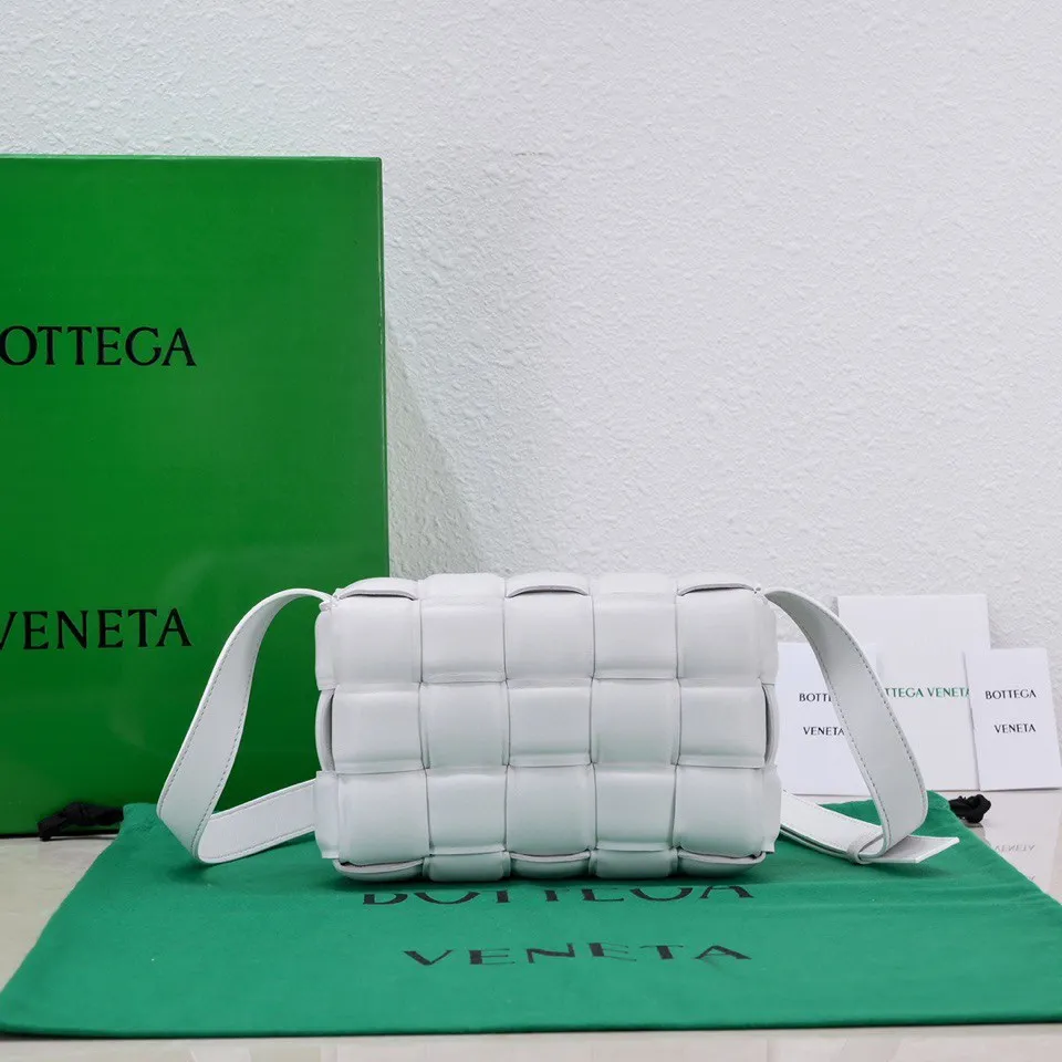 Batch 1560, ready for sale~mini BV’s one of the most popular Padded bags is now available in mini version. The shape and structure are the same as the large size. A smaller version of the large size😍‼ ️ If you think this large size is a bit big, and you are a small bag lover, you might as well consider this one☺️☺No matter the season, it is super versatile. Style number: 6677# Size: 20*7*12.5cm